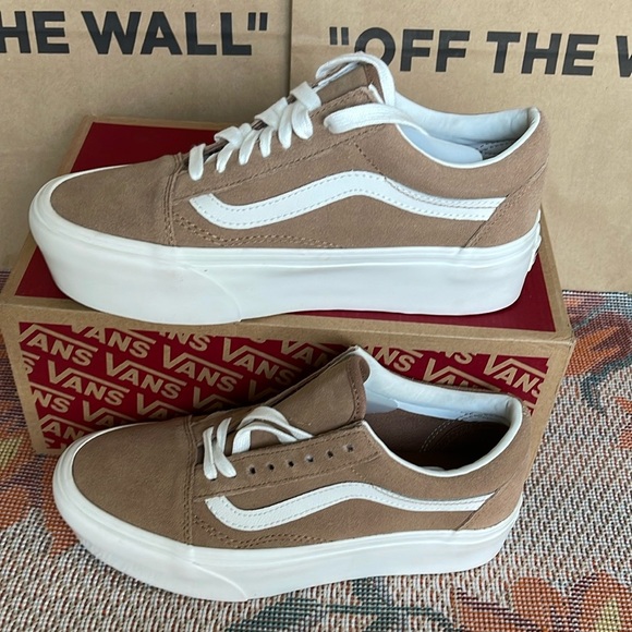 Vans men’s Old Skool Stacked Soft Suede Burro/True White 
VN0A7Q5MB69
Platforms - Picture 14 of 16